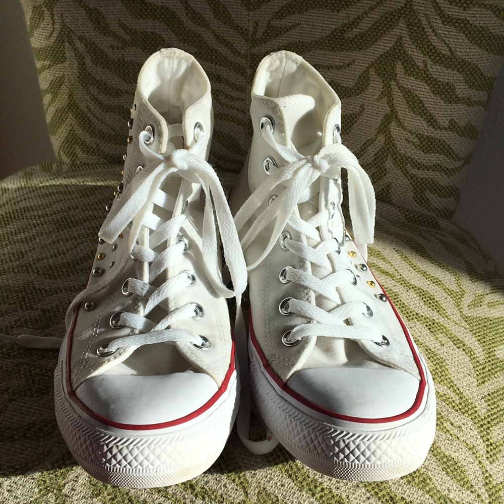 Converse all stars with unique detailing.